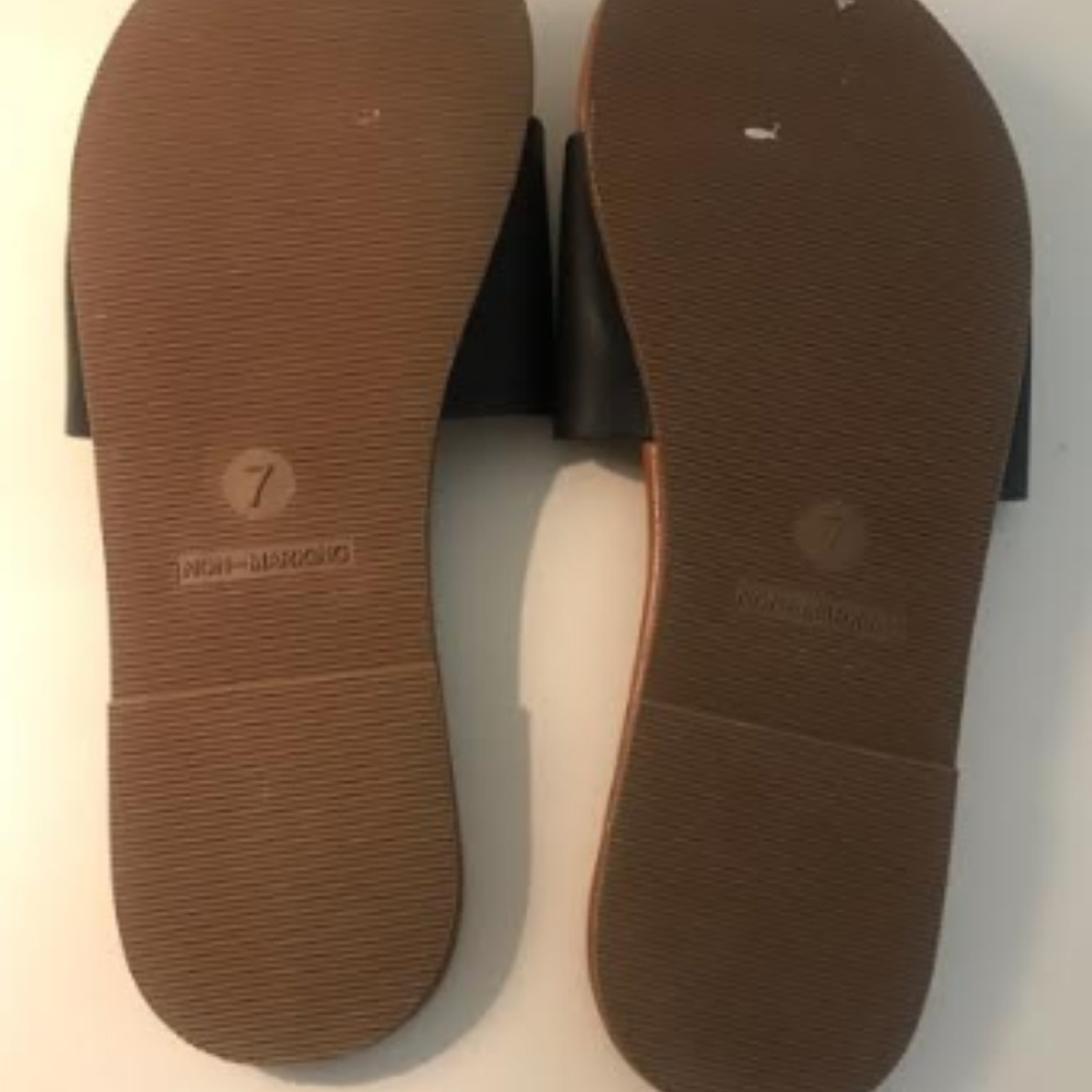 Sandals: BRAND NEW - Picture 2 of 2